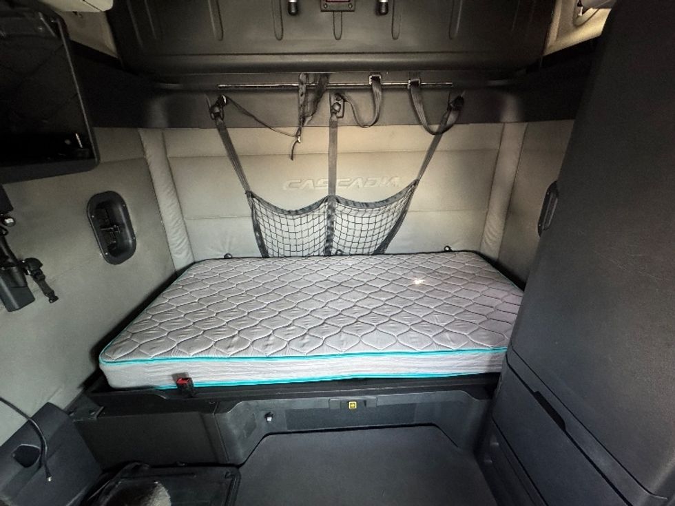 Sleeper Tractor-Heavy Duty Tractors-Freightliner-2020-T12664ST-Sturtevant-WI-579,580\n\t\tmiles-$ 54,750 - Image 16