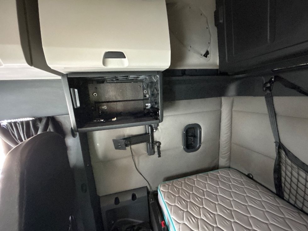 Sleeper Tractor-Heavy Duty Tractors-Freightliner-2020-T12664ST-Sturtevant-WI-579,580\n\t\tmiles-$ 54,750 - Image 18