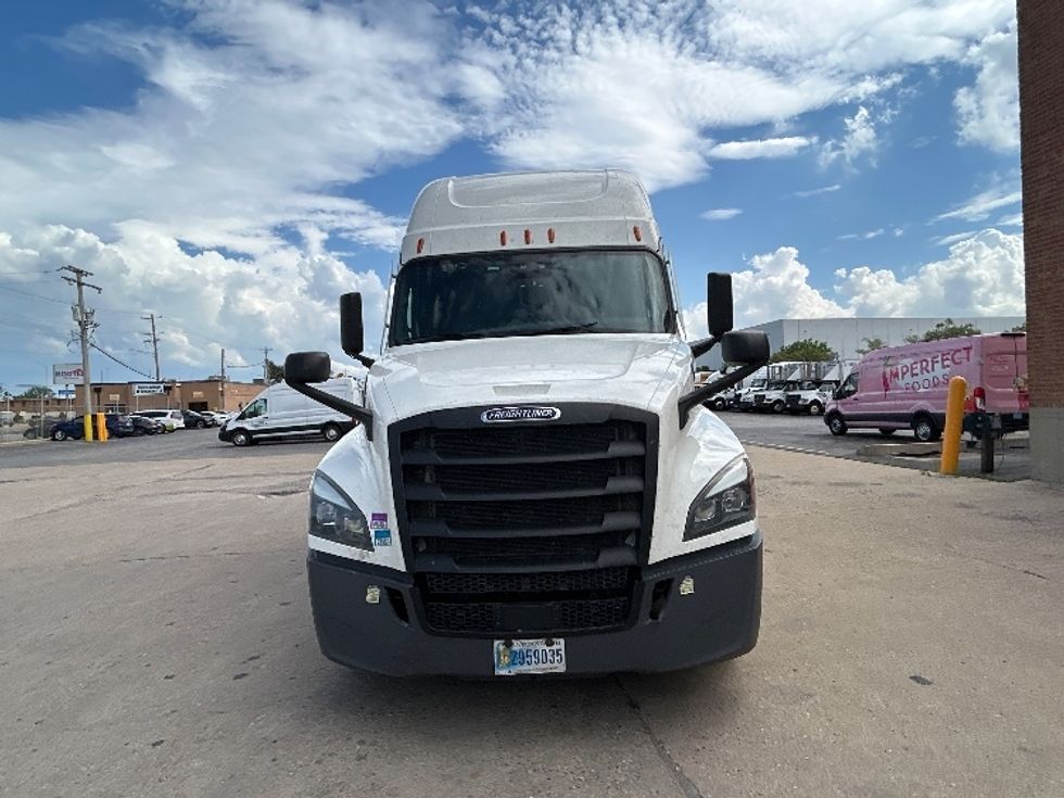 2020 Freightliner Cascadia 126" Sleeper Cab photo 2