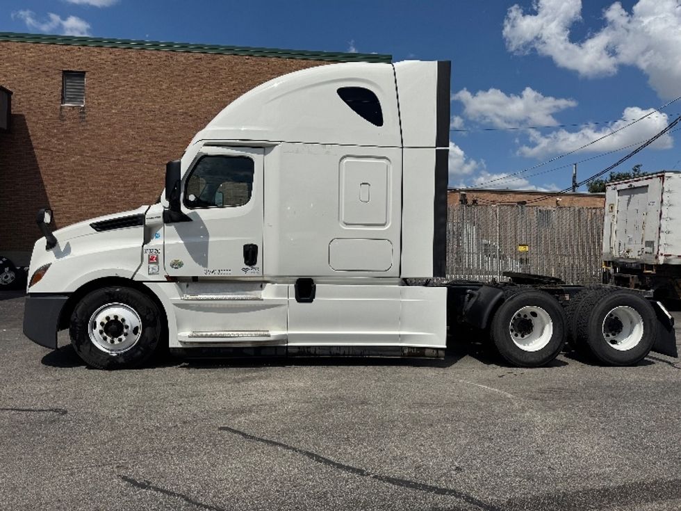 2020 Freightliner Cascadia 126" Sleeper Cab photo 3