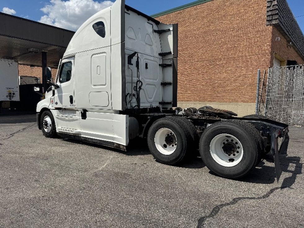 2020 Freightliner Cascadia 126" Sleeper Cab photo 4