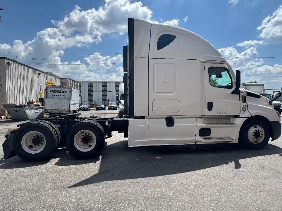 Sleeper Tractor-Heavy Duty Tractors-Freightliner-2020-T12664ST-Sturtevant-WI-579,580\n\t\tmiles-$ 54,750 - Image 7