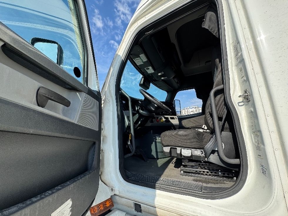 Sleeper Tractor-Heavy Duty Tractors-Freightliner-2020-T12664ST-Sturtevant-WI-579,580\n\t\tmiles-$ 54,750 - Image 8