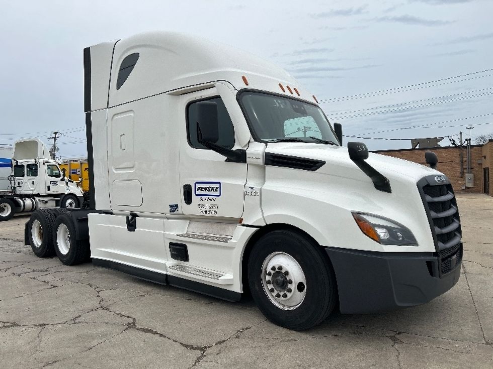 Sleeper Tractor-Heavy Duty Tractors-Freightliner-2020-T12664ST-Sturtevant-WI-672,477\n\t\tmiles-$ 48,500 - Image 1