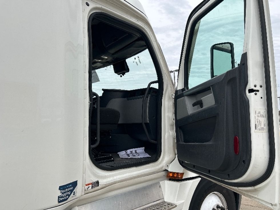 Sleeper Tractor-Heavy Duty Tractors-Freightliner-2020-T12664ST-Sturtevant-WI-672,477\n\t\tmiles-$ 48,500 - Image 13