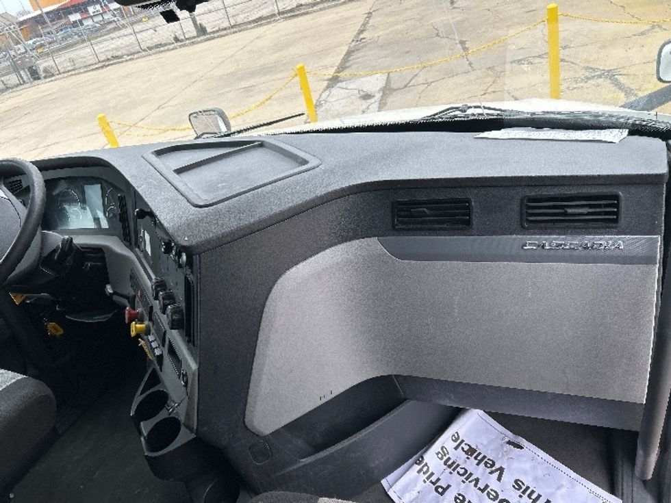 Sleeper Tractor-Heavy Duty Tractors-Freightliner-2020-T12664ST-Sturtevant-WI-672,477\n\t\tmiles-$ 48,500 - Image 14