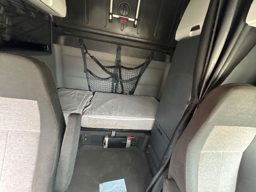 Sleeper Tractor-Heavy Duty Tractors-Freightliner-2020-T12664ST-Sturtevant-WI-672,477\n\t\tmiles-$ 48,500 - Image 16