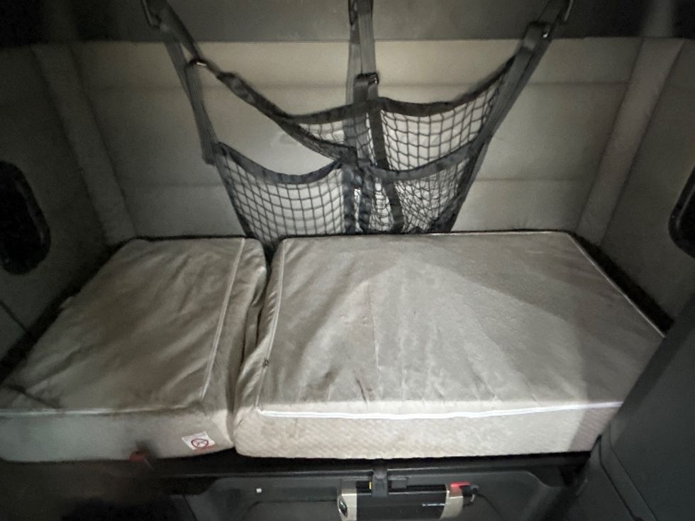 Sleeper Tractor-Heavy Duty Tractors-Freightliner-2020-T12664ST-Sturtevant-WI-672,477\n\t\tmiles-$ 48,500 - Image 17