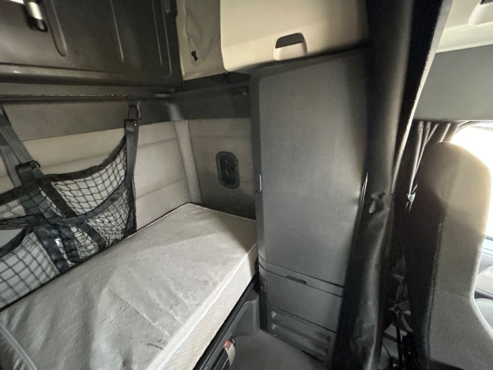 Sleeper Tractor-Heavy Duty Tractors-Freightliner-2020-T12664ST-Sturtevant-WI-672,477\n\t\tmiles-$ 48,500 - Image 18