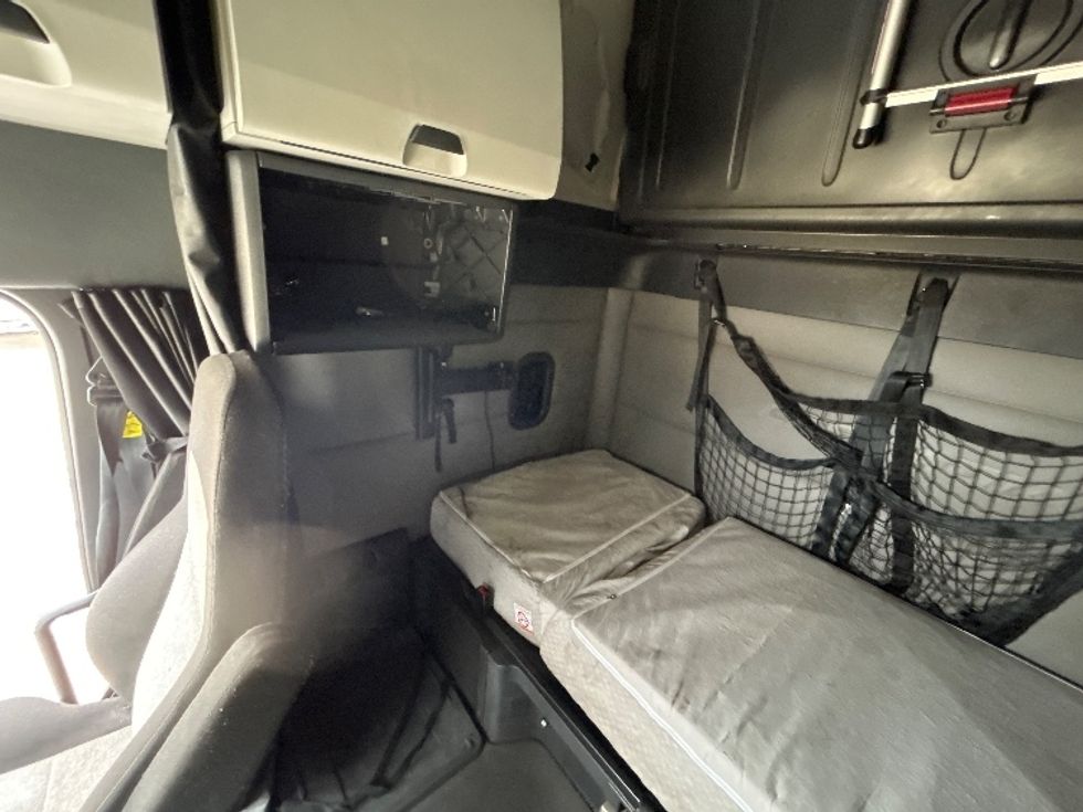 Sleeper Tractor-Heavy Duty Tractors-Freightliner-2020-T12664ST-Sturtevant-WI-672,477\n\t\tmiles-$ 48,500 - Image 19