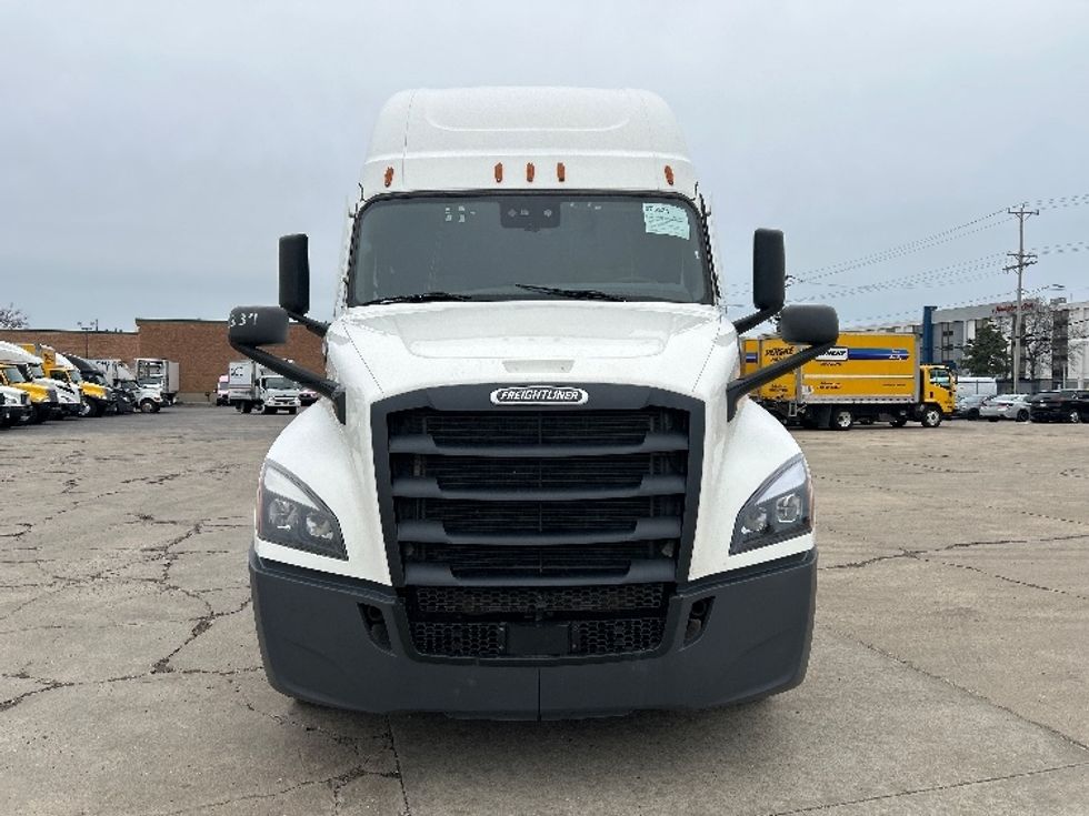 Sleeper Tractor-Heavy Duty Tractors-Freightliner-2020-T12664ST-Sturtevant-WI-672,477\n\t\tmiles-$ 48,500 - Image 2