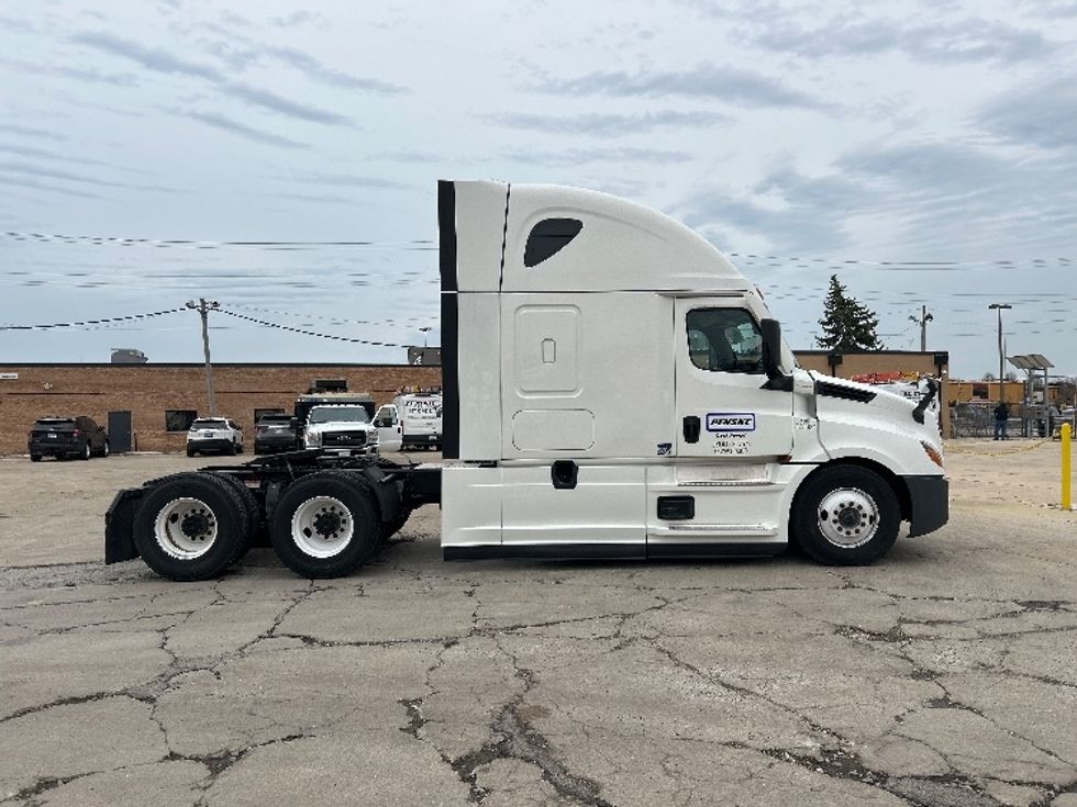 Sleeper Tractor-Heavy Duty Tractors-Freightliner-2020-T12664ST-Sturtevant-WI-672,477\n\t\tmiles-$ 48,500 - Image 8