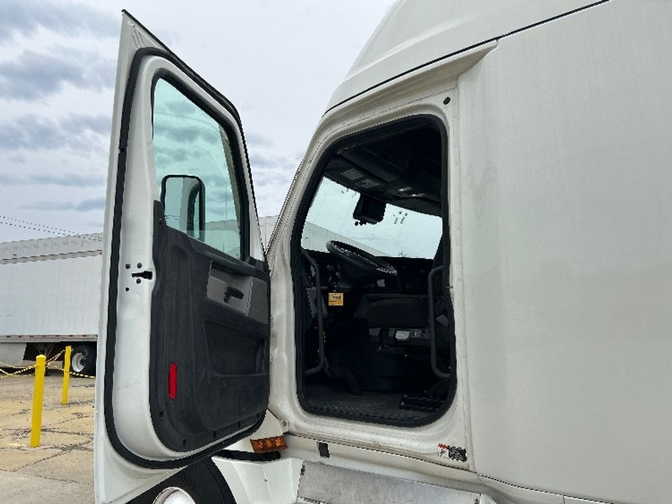 Sleeper Tractor-Heavy Duty Tractors-Freightliner-2020-T12664ST-Sturtevant-WI-672,477\n\t\tmiles-$ 48,500 - Image 9