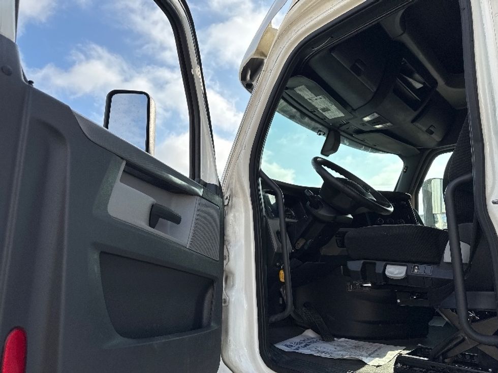 Sleeper Tractor-Heavy Duty Tractors-Freightliner-2020-T12664ST-Sturtevant-WI-683,171\n\t\tmiles-$ 46,750 - Image 8