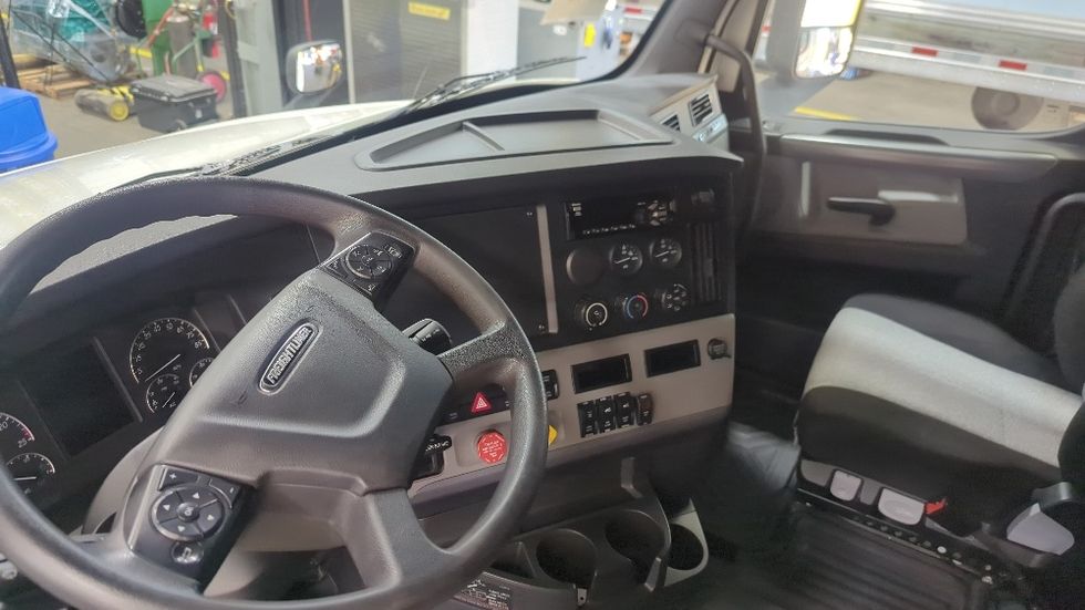 Sleeper Tractor-Heavy Duty Tractors-Freightliner-2020-T12664ST-Suwanee-GA-274,492\n\t\tmiles-$ 70,000 - Image 10