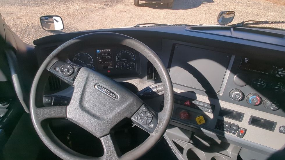 Sleeper Tractor-Heavy Duty Tractors-Freightliner-2020-T12664ST-Suwanee-GA-274,492\n\t\tmiles-$ 70,000 - Image 11