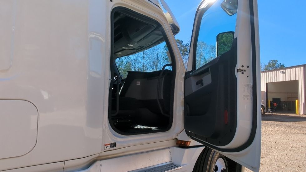 Sleeper Tractor-Heavy Duty Tractors-Freightliner-2020-T12664ST-Suwanee-GA-274,492\n\t\tmiles-$ 70,000 - Image 13