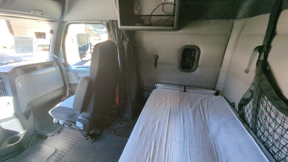 Sleeper Tractor-Heavy Duty Tractors-Freightliner-2020-T12664ST-Suwanee-GA-274,492\n\t\tmiles-$ 70,000 - Image 19