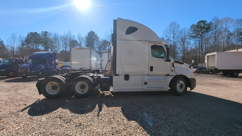 Sleeper Tractor-Heavy Duty Tractors-Freightliner-2020-T12664ST-Suwanee-GA-274,492\n\t\tmiles-$ 70,000 - Image 8
