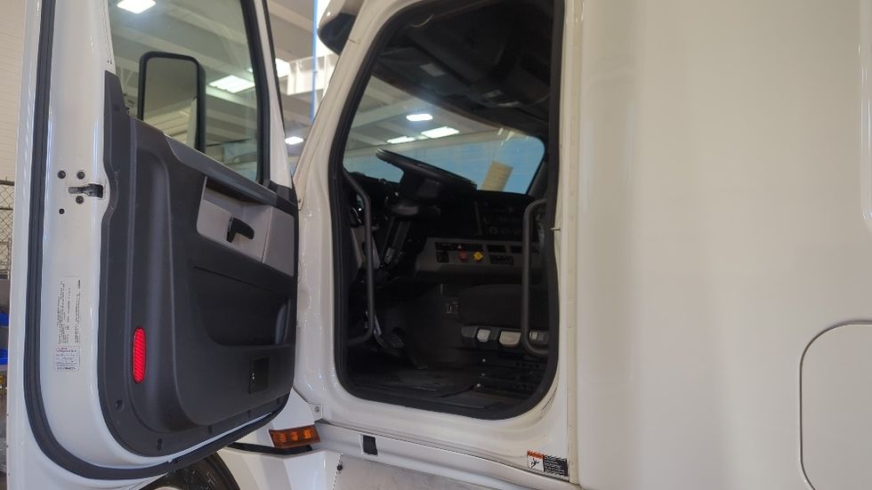 Sleeper Tractor-Heavy Duty Tractors-Freightliner-2020-T12664ST-Suwanee-GA-274,492\n\t\tmiles-$ 70,000 - Image 9