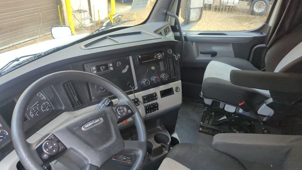 Sleeper Tractor-Heavy Duty Tractors-Freightliner-2020-T12664ST-Suwanee-GA-318,855\n\t\tmiles-$ 78,750 - Image 10