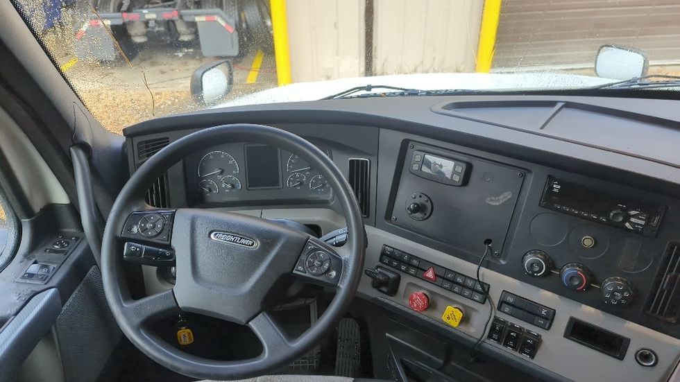 Sleeper Tractor-Heavy Duty Tractors-Freightliner-2020-T12664ST-Suwanee-GA-318,855\n\t\tmiles-$ 78,750 - Image 11