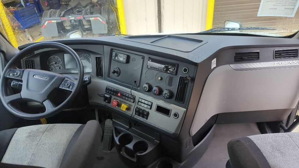 Sleeper Tractor-Heavy Duty Tractors-Freightliner-2020-T12664ST-Suwanee-GA-318,855\n\t\tmiles-$ 78,750 - Image 12