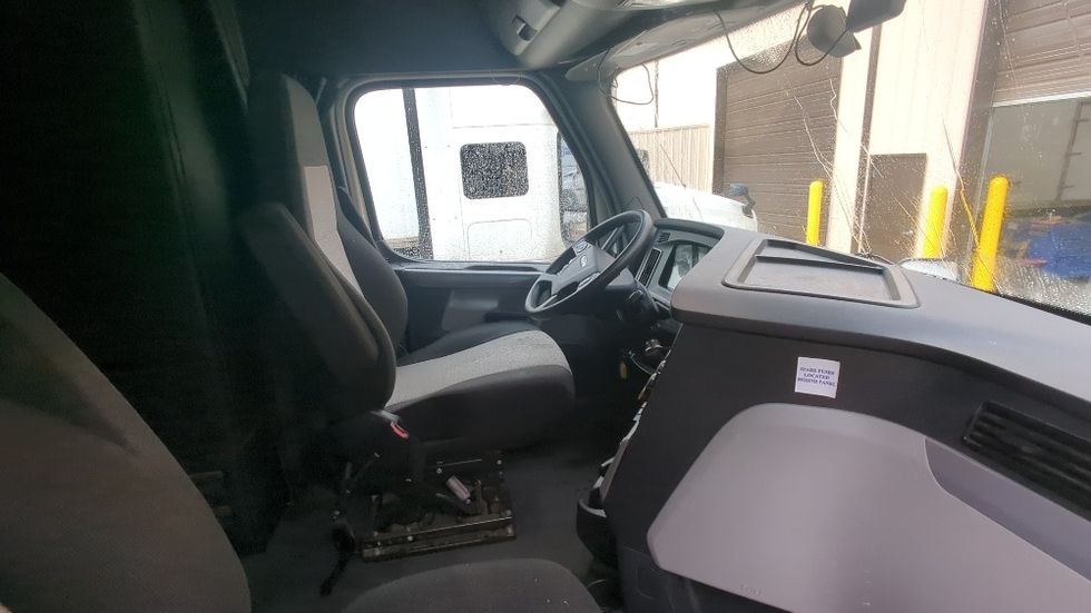 Sleeper Tractor-Heavy Duty Tractors-Freightliner-2020-T12664ST-Suwanee-GA-318,855\n\t\tmiles-$ 78,750 - Image 15