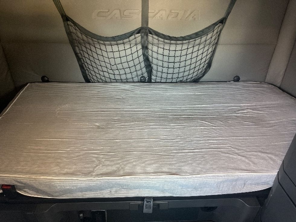 Sleeper Tractor-Heavy Duty Tractors-Freightliner-2020-T12664ST-Suwanee-GA-318,855\n\t\tmiles-$ 78,750 - Image 16