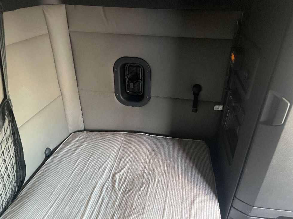 Sleeper Tractor-Heavy Duty Tractors-Freightliner-2020-T12664ST-Suwanee-GA-318,855\n\t\tmiles-$ 78,750 - Image 18