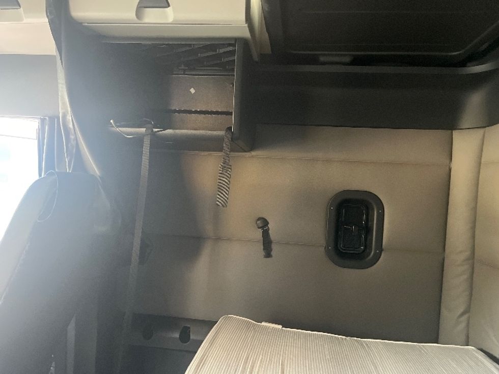 Sleeper Tractor-Heavy Duty Tractors-Freightliner-2020-T12664ST-Suwanee-GA-318,855\n\t\tmiles-$ 78,750 - Image 21