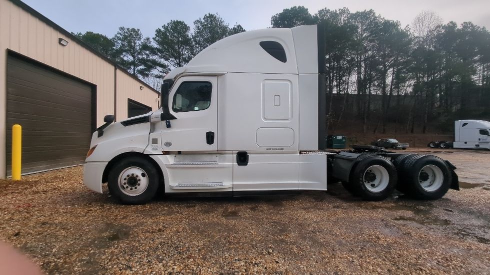 Sleeper Tractor-Heavy Duty Tractors-Freightliner-2020-T12664ST-Suwanee-GA-318,855\n\t\tmiles-$ 78,750 - Image 4