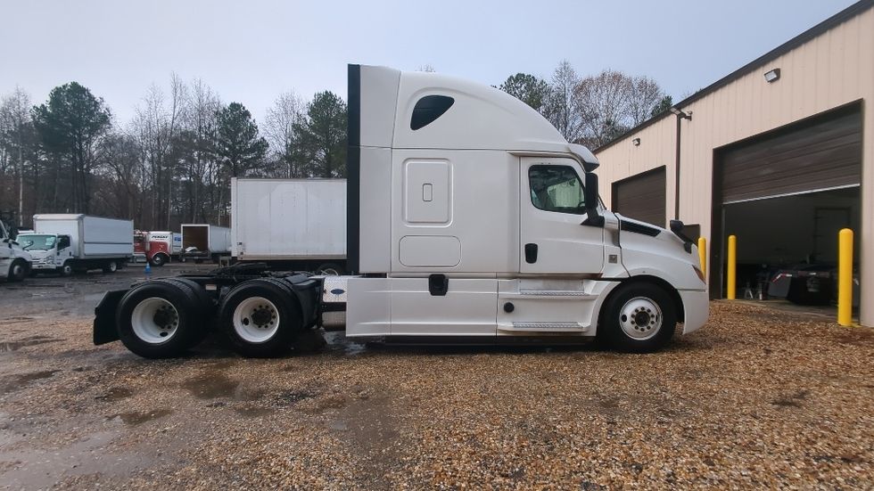 Sleeper Tractor-Heavy Duty Tractors-Freightliner-2020-T12664ST-Suwanee-GA-318,855\n\t\tmiles-$ 78,750 - Image 8