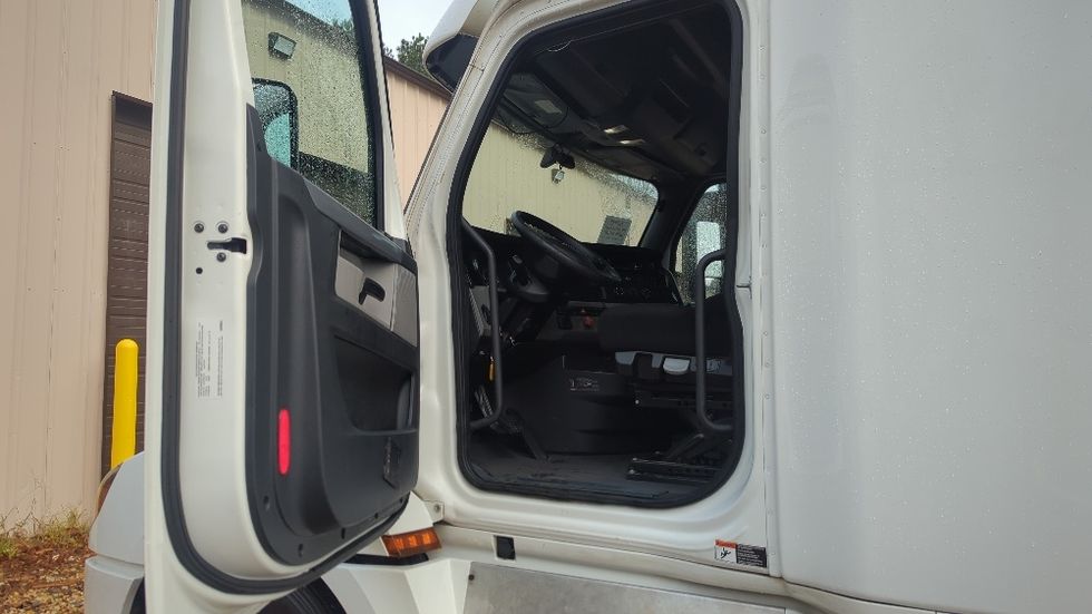 Sleeper Tractor-Heavy Duty Tractors-Freightliner-2020-T12664ST-Suwanee-GA-318,855\n\t\tmiles-$ 78,750 - Image 9