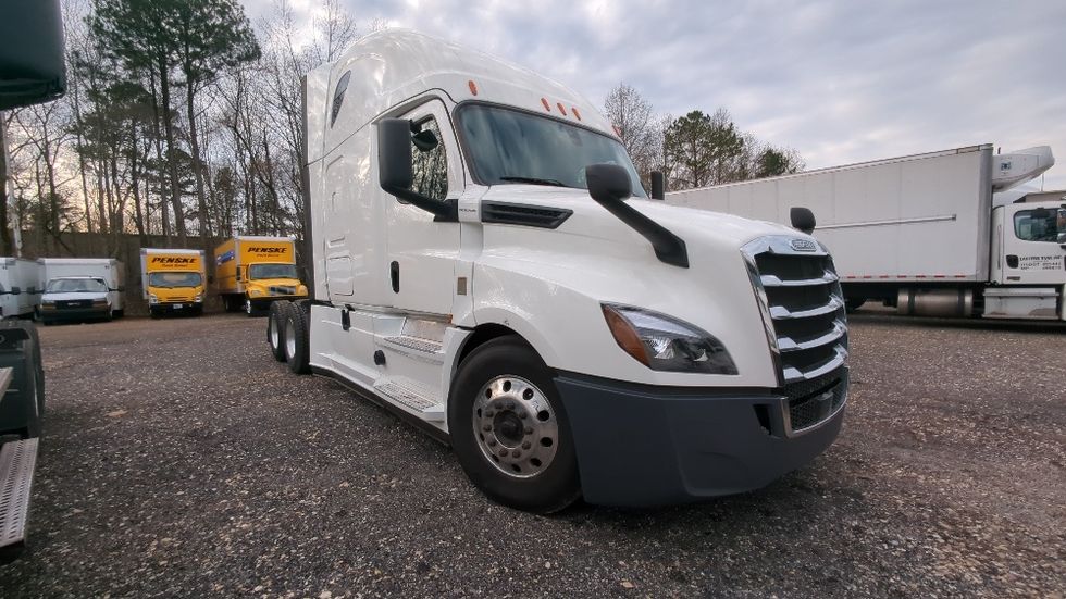 Sleeper Tractor-Heavy Duty Tractors-Freightliner-2020-T12664ST-Suwanee-GA-697,220\n\t\tmiles-$ 50,250 - Image 1