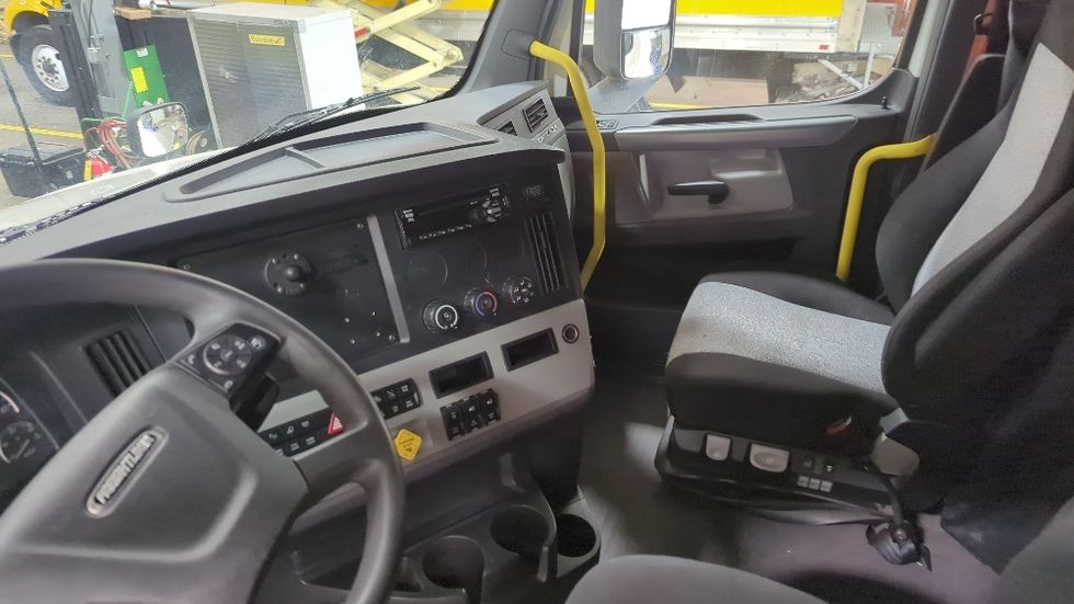 Sleeper Tractor-Heavy Duty Tractors-Freightliner-2020-T12664ST-Suwanee-GA-697,220\n\t\tmiles-$ 50,250 - Image 10