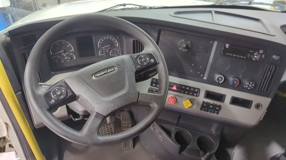 Sleeper Tractor-Heavy Duty Tractors-Freightliner-2020-T12664ST-Suwanee-GA-697,220\n\t\tmiles-$ 50,250 - Image 11