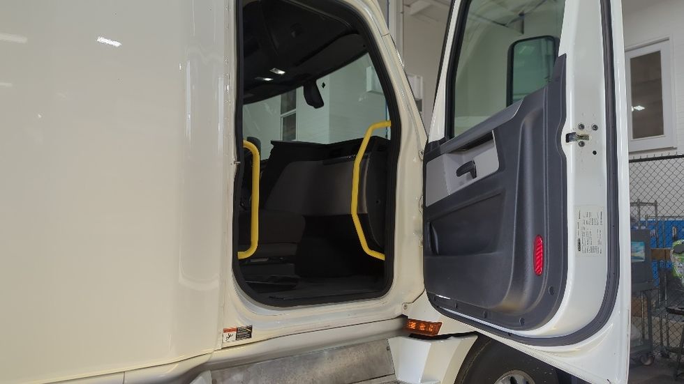 Sleeper Tractor-Heavy Duty Tractors-Freightliner-2020-T12664ST-Suwanee-GA-697,220\n\t\tmiles-$ 50,250 - Image 13