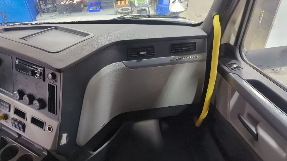 Sleeper Tractor-Heavy Duty Tractors-Freightliner-2020-T12664ST-Suwanee-GA-697,220\n\t\tmiles-$ 50,250 - Image 14