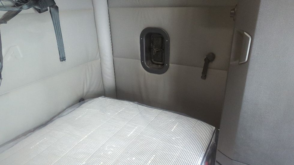 Sleeper Tractor-Heavy Duty Tractors-Freightliner-2020-T12664ST-Suwanee-GA-697,220\n\t\tmiles-$ 50,250 - Image 17