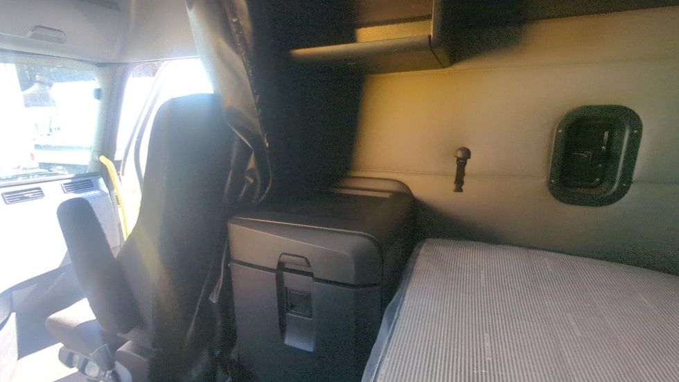 Sleeper Tractor-Heavy Duty Tractors-Freightliner-2020-T12664ST-Suwanee-GA-697,220\n\t\tmiles-$ 50,250 - Image 18