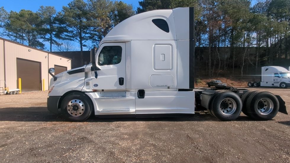 Sleeper Tractor-Heavy Duty Tractors-Freightliner-2020-T12664ST-Suwanee-GA-697,220\n\t\tmiles-$ 50,250 - Image 4