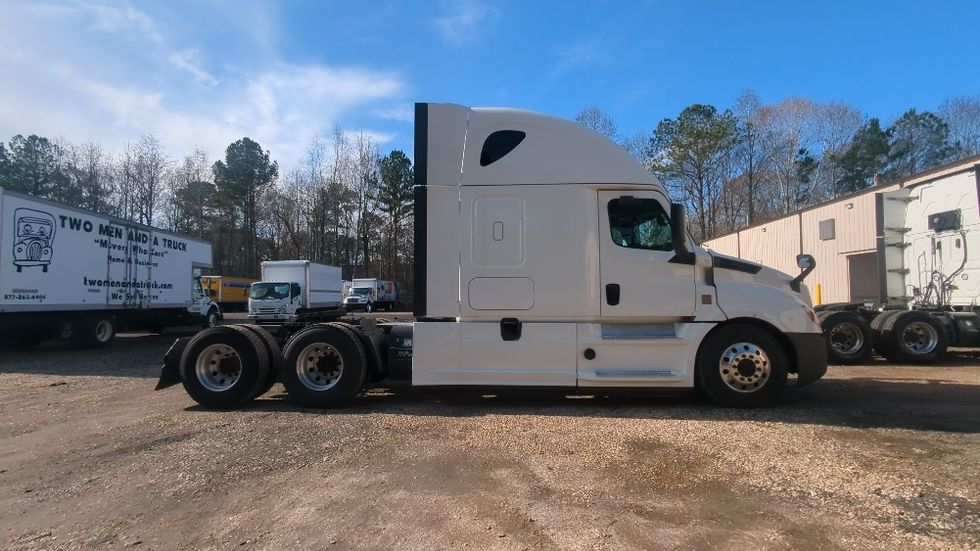 Sleeper Tractor-Heavy Duty Tractors-Freightliner-2020-T12664ST-Suwanee-GA-697,220\n\t\tmiles-$ 50,250 - Image 8