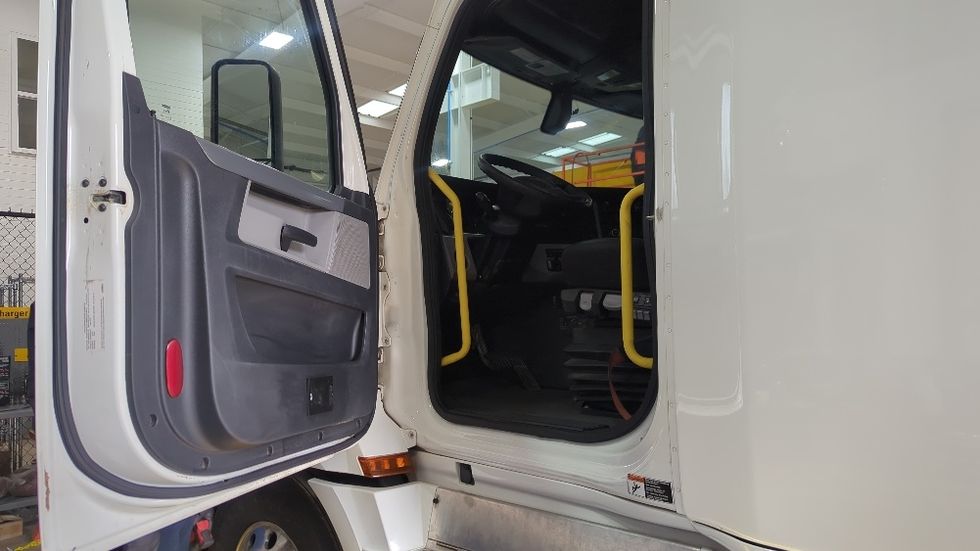 Sleeper Tractor-Heavy Duty Tractors-Freightliner-2020-T12664ST-Suwanee-GA-697,220\n\t\tmiles-$ 50,250 - Image 9