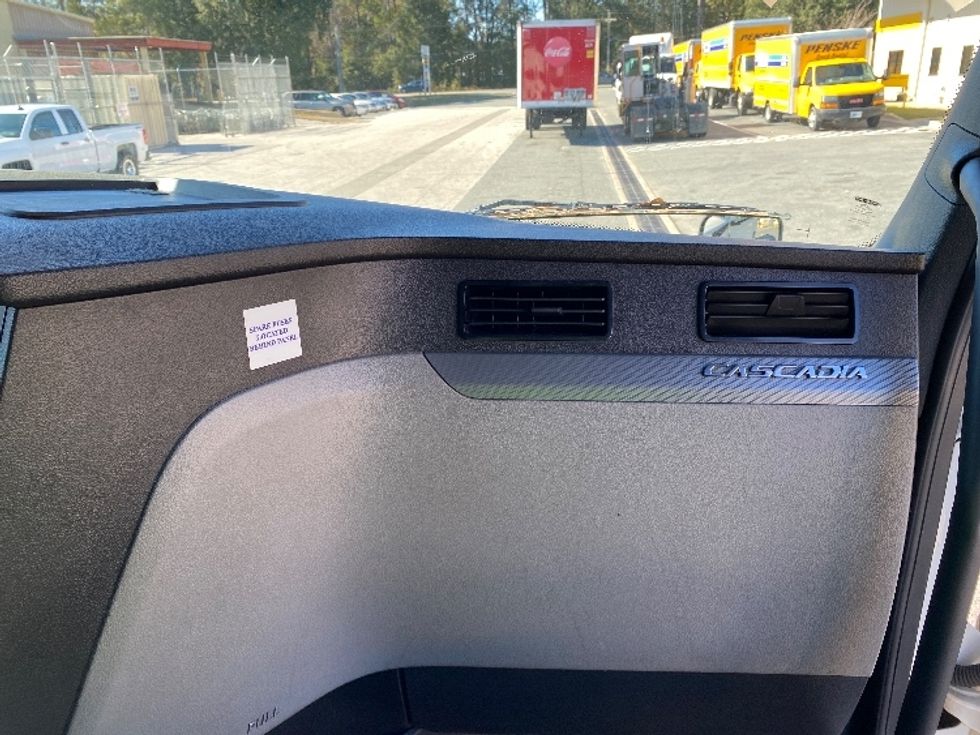 Sleeper Tractor-Heavy Duty Tractors-Freightliner-2020-T12664ST-Tallahassee-FL-621,425\n\t\tmiles-$ 50,000 - Image 14