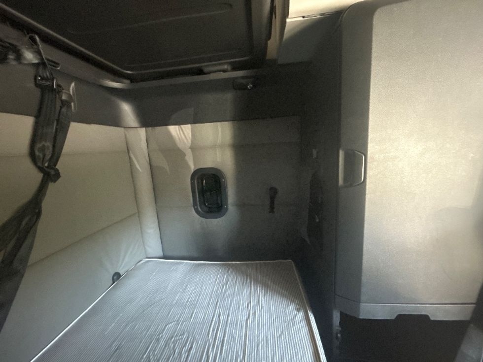 Sleeper Tractor-Heavy Duty Tractors-Freightliner-2020-T12664ST-Tallahassee-FL-641,549\n\t\tmiles-$ 50,000 - Image 18