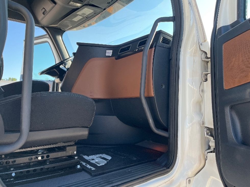 Sleeper Tractor-Heavy Duty Tractors-Freightliner-2020-T12664ST-Tampa-FL-478,978\n\t\tmiles-$ 61,250 - Image 13