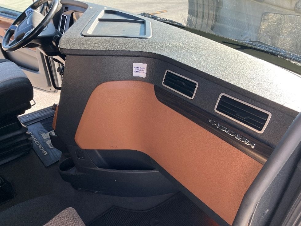 Sleeper Tractor-Heavy Duty Tractors-Freightliner-2020-T12664ST-Tampa-FL-478,978\n\t\tmiles-$ 61,250 - Image 15