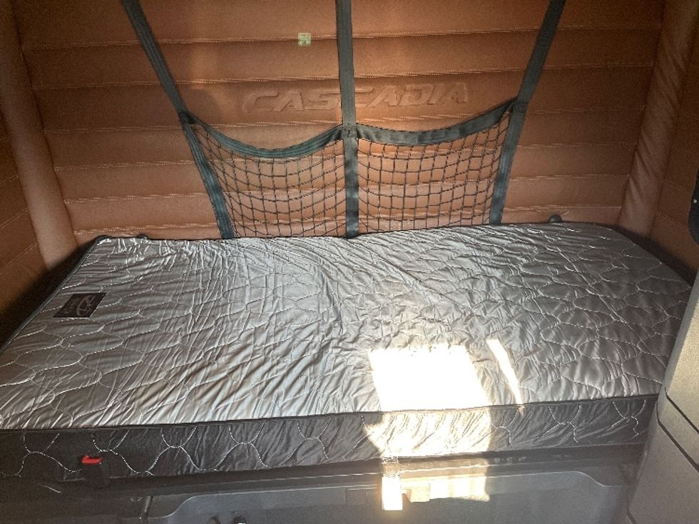 Sleeper Tractor-Heavy Duty Tractors-Freightliner-2020-T12664ST-Tampa-FL-478,978\n\t\tmiles-$ 61,250 - Image 16