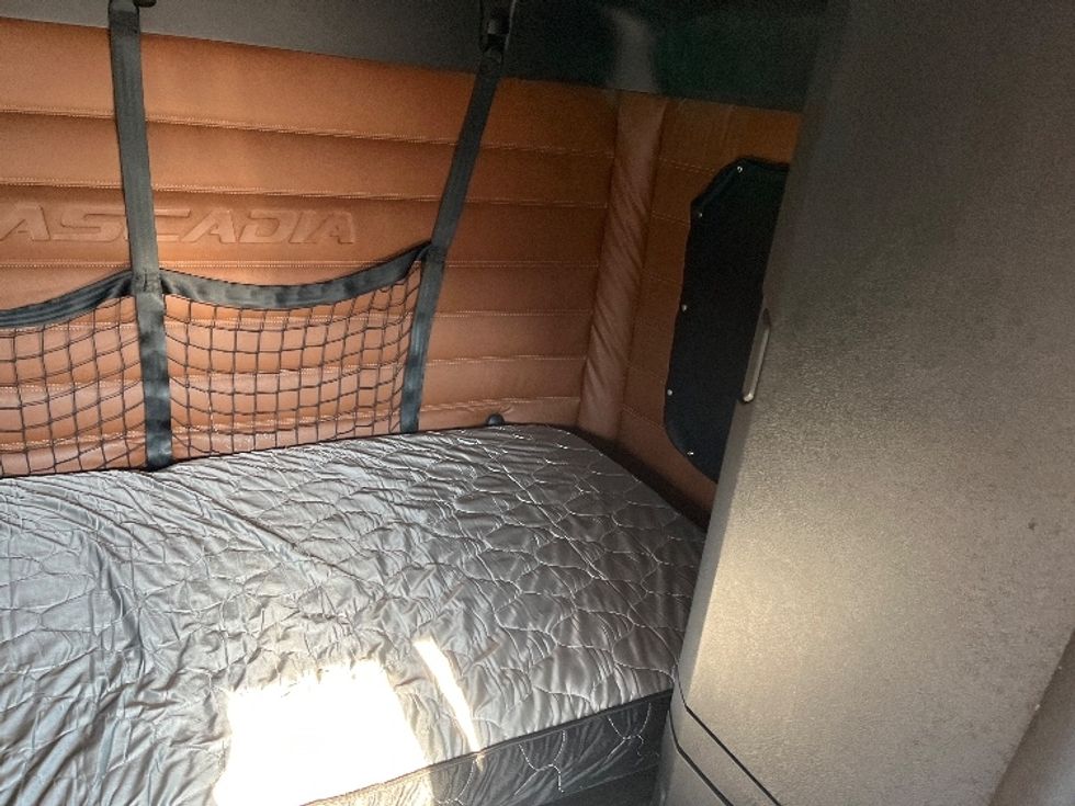 Sleeper Tractor-Heavy Duty Tractors-Freightliner-2020-T12664ST-Tampa-FL-478,978\n\t\tmiles-$ 61,250 - Image 17